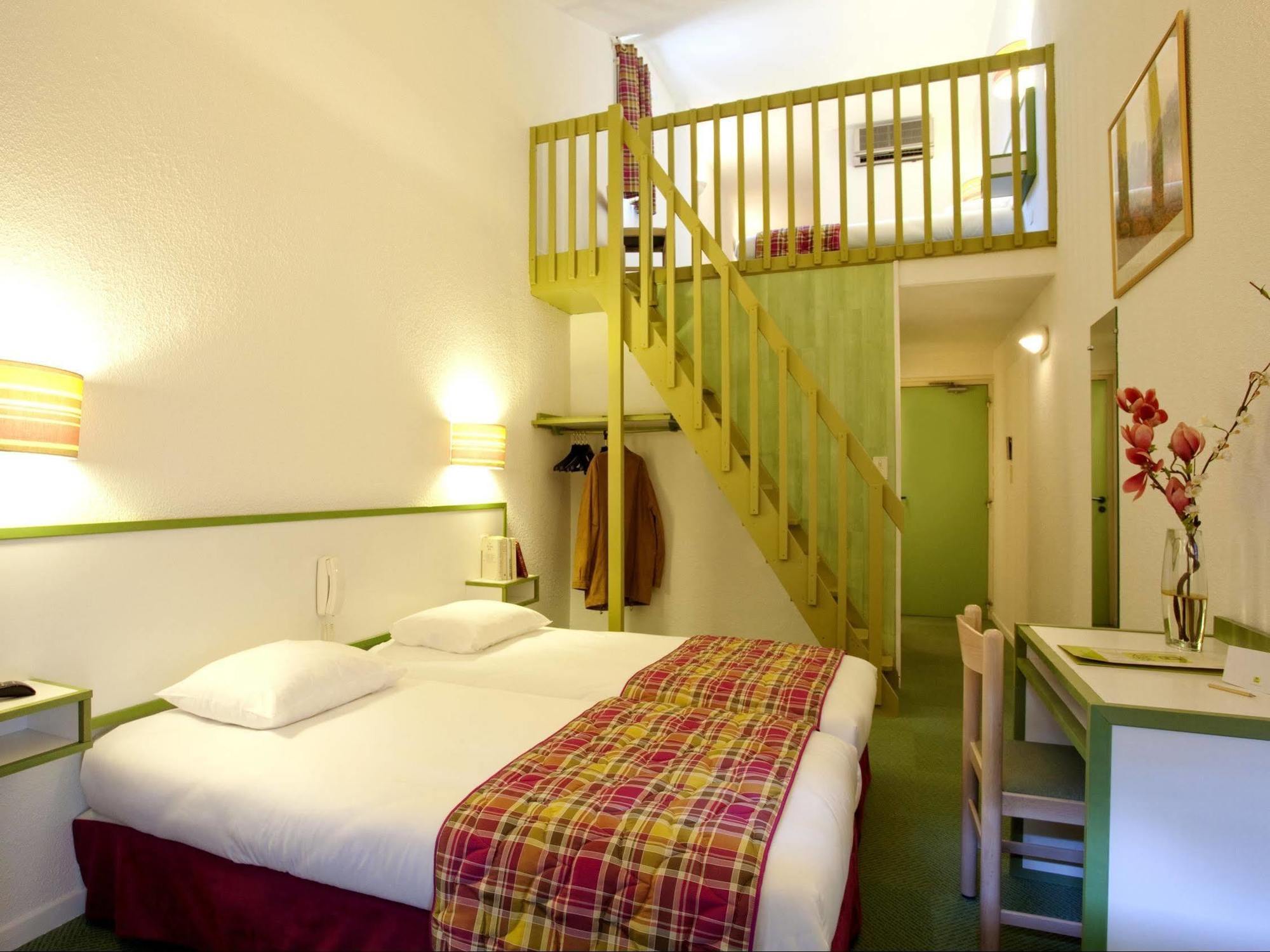 Logis Hotel Restaurant Les Cedres Joyeuse Exterior photo