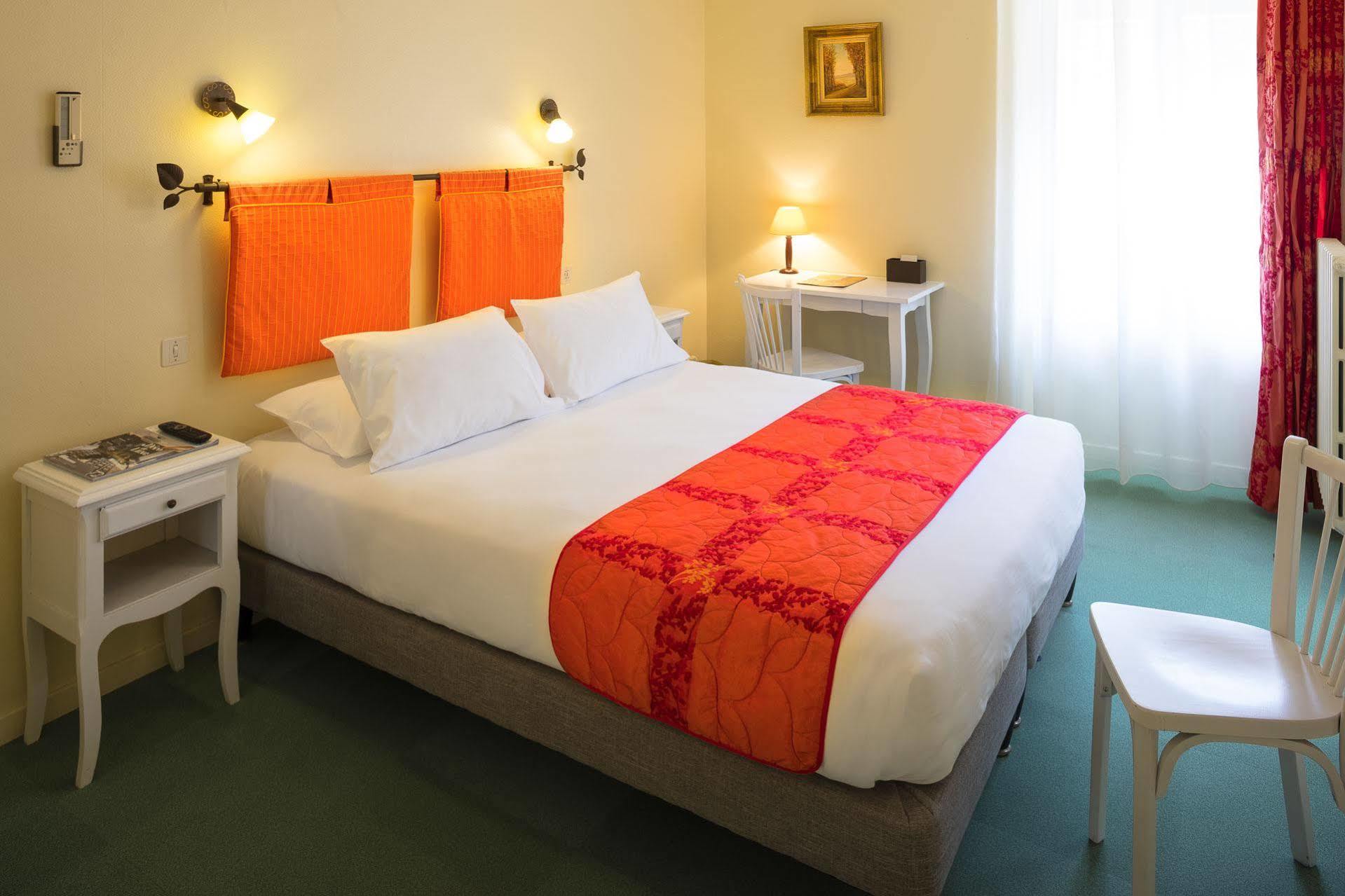 Logis Hotel Restaurant Les Cedres Joyeuse Exterior photo